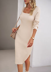 Vestito midi beige a coste con maniche lunghe, scollo quadrato, indossato da donna. Elegante abbigliamento femminile autunnale.