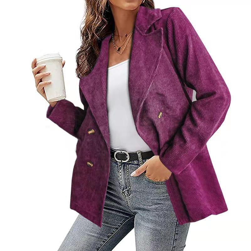 Giacca donna viola a coste, doppio petto, indossata con jeans e top bianco. Moda autunnale, casual chic, tendenze abbigliamento femminile.