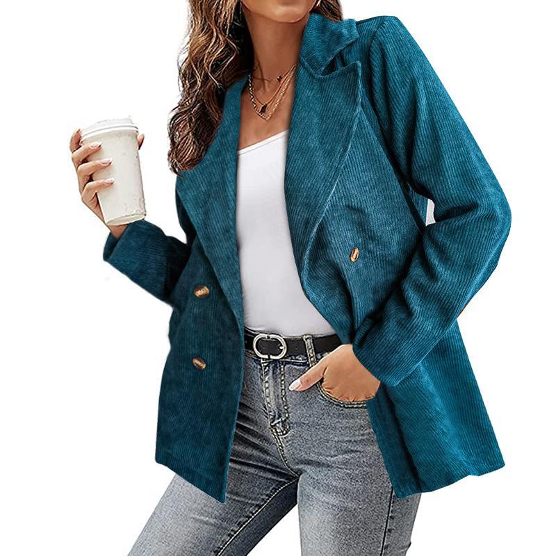 Giacca donna in velluto a coste blu, doppio petto, abbinata a jeans e top bianco. Moda autunnale, stile casual chic.
