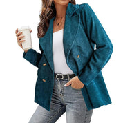 Giacca donna in velluto a coste blu, doppio petto, abbinata a jeans e top bianco. Moda autunnale, stile casual chic.
