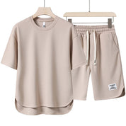 Set abbigliamento estivo uomo beige, t-shirt e pantaloncini in cotone, casual e comodo, ideale per sport e tempo libero. Moda uomo estiva.