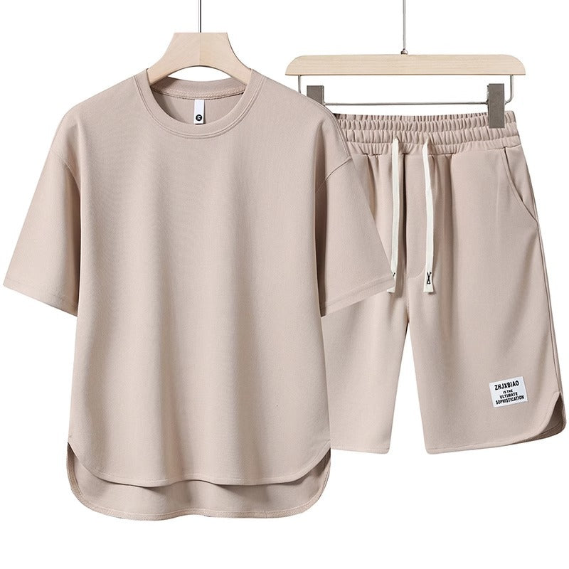 Set abbigliamento estivo uomo beige, t-shirt e pantaloncini in cotone, casual e comodo, ideale per sport e tempo libero. Moda uomo estiva.