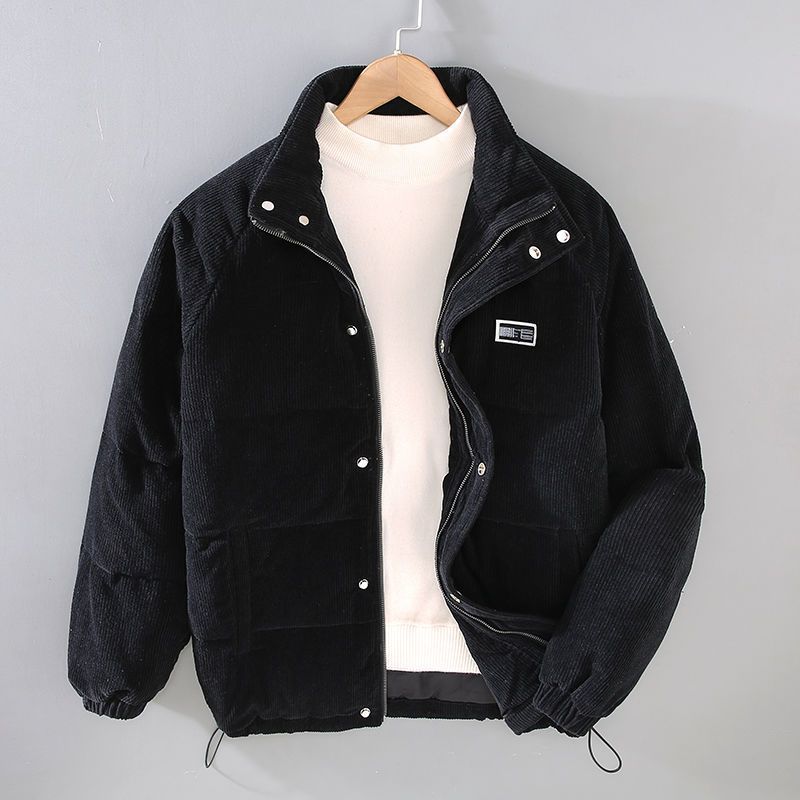 Giacca invernale nera in velluto a coste, con bottoni e cerniera, su gruccia. Design casual, ideale per moda uomo autunno-inverno.