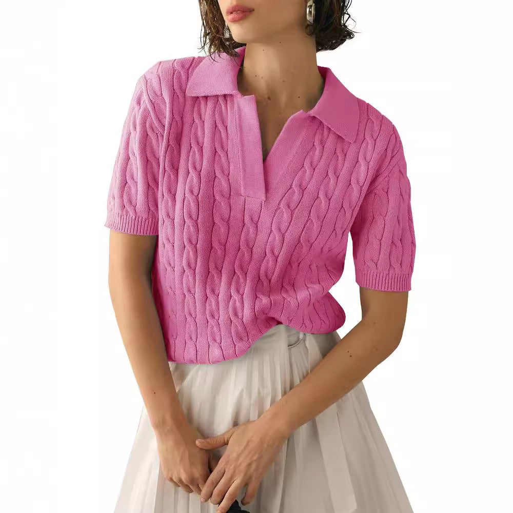 Maglia rosa a trecce con colletto, maniche corte, indossata da donna. Elegante e casual, perfetta per moda femminile primavera-estate.
