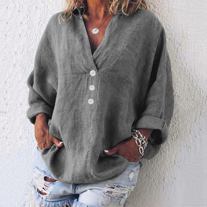 Camicia donna in lino grigio, maniche lunghe, bottoni bianchi, stile casual, abbinata a jeans strappati. Moda estiva, abbigliamento femminile.