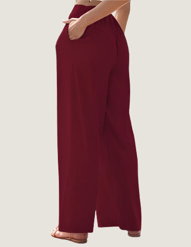 Pantaloni palazzo rossi da donna, vita alta, tasche laterali, tessuto leggero, eleganti e comodi, ideali per look casual e formali.