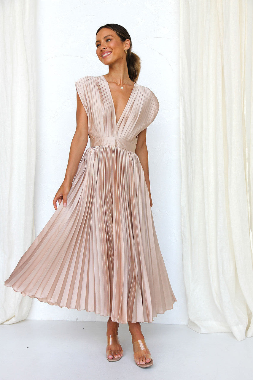 Elegante Abito Lungo Plissettato con Scollo a V e Delicato Fiocco Dietro