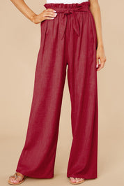 Pantaloni palazzo rossi a vita alta con cintura, tessuto leggero, eleganti e comodi, ideali per moda donna estiva e look casual chic.