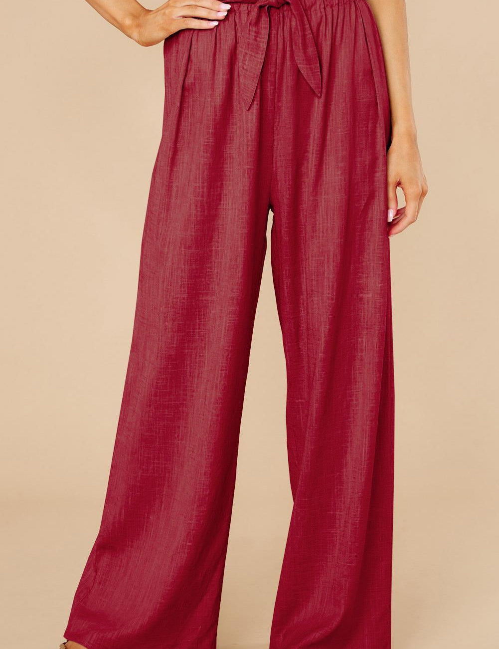 Pantaloni palazzo rossi a vita alta con cintura, tessuto leggero, design elegante. Ideali per moda donna, abbigliamento estivo, look casual chic.