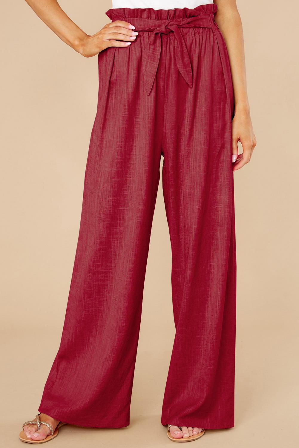 Pantaloni palazzo rossi a vita alta con cintura, tessuto leggero, design elegante. Ideali per moda donna, abbigliamento estivo, look casual chic.