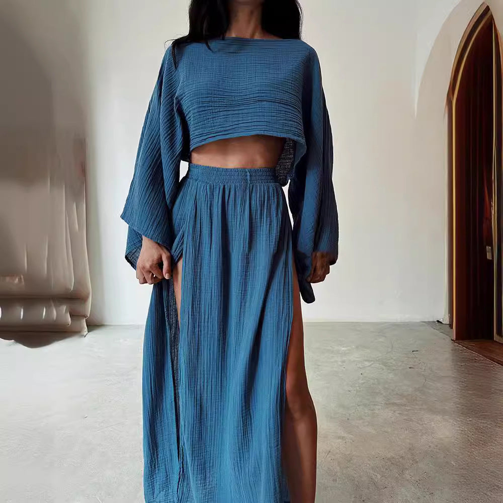 Abito lungo blu a due pezzi con top a maniche lunghe e gonna con spacchi laterali, moda donna elegante, tessuto leggero, stile casual chic.