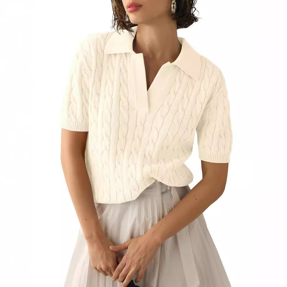 Maglione bianco a trecce con colletto, maniche corte, indossato da una donna. Elegante e versatile, perfetto per look casual e raffinati.