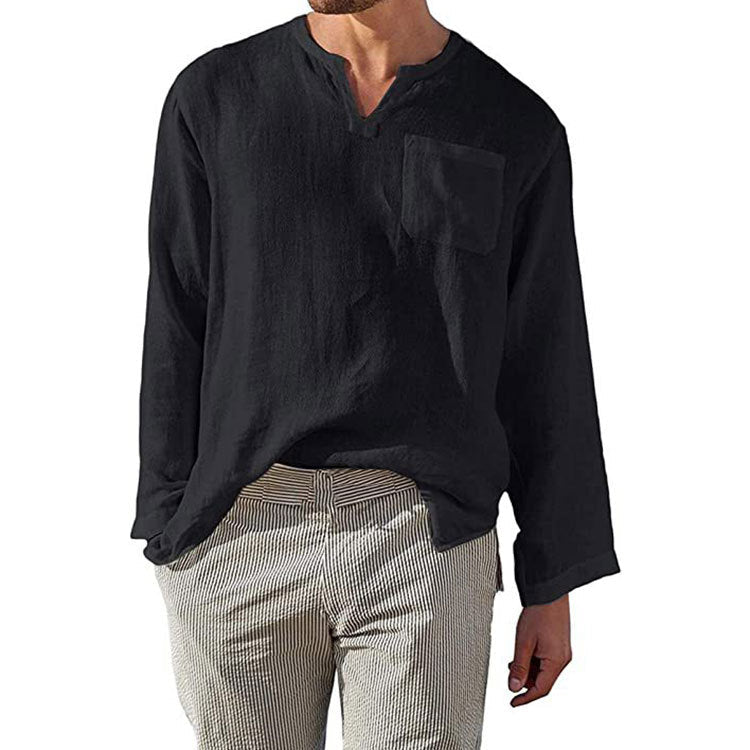 Camicia uomo nera in lino, maniche lunghe, scollo a V, taschino frontale, abbinata a pantaloni a righe. Stile casual elegante.