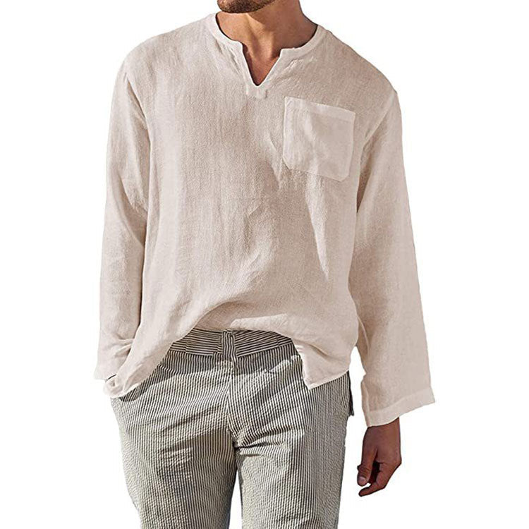 Camicia uomo in lino bianco, maniche lunghe, scollo a V, taschino frontale, abbinata a pantaloni a righe. Stile casual estivo elegante.