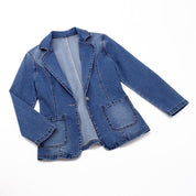 Giacca blazer in denim blu, stile casual, con tasche frontali applicate e chiusura a bottone. Ideale per look moda uomo e donna.
