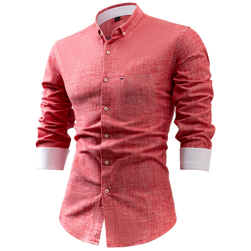Camicia uomo rossa a maniche lunghe, tessuto leggero, colletto button-down, polsini bianchi, taschino frontale. Elegante e casual.