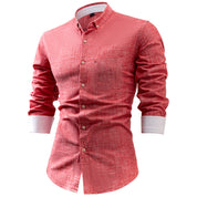 Camicia uomo rossa a maniche lunghe, tessuto leggero, colletto button-down, polsini bianchi, taschino frontale. Elegante e casual.