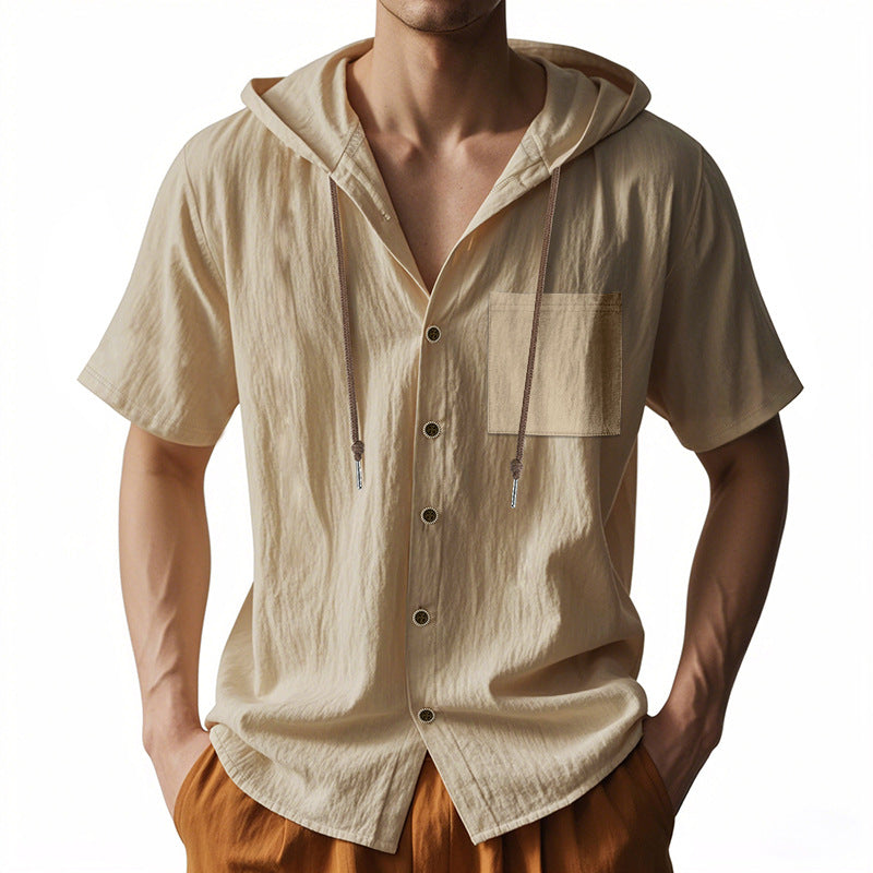 Camicia beige da uomo con cappuccio, maniche corte, bottoni e tasca frontale. Stile casual estivo, tessuto leggero. Moda maschile trendy.
