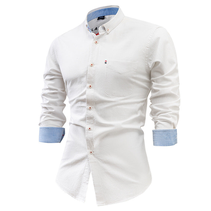 Camicia bianca da uomo a maniche lunghe, colletto button-down, polsini blu, taschino frontale. Elegante e casual, ideale per ufficio o eventi formali.