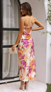 Abito lungo estivo floreale donna, senza spalline, colori vivaci rosa e arancione, elegante, perfetto per eventi estivi.