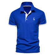 Polo blu da uomo con colletto bianco, logo ricamato, maniche corte, stile casual elegante, perfetta per moda estiva e abbigliamento quotidiano.