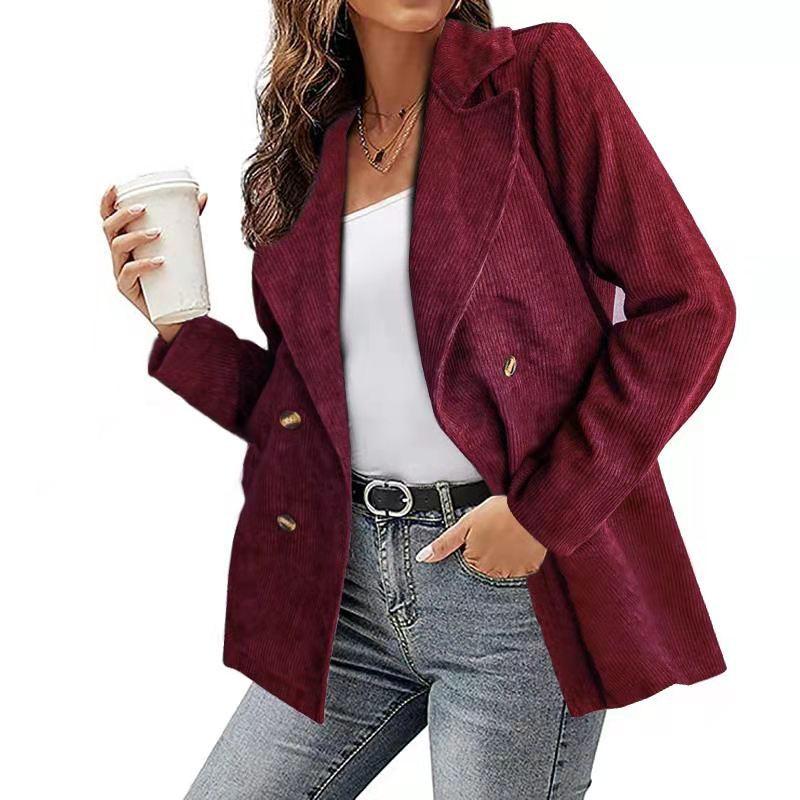 Giacca donna in velluto a coste rosso, doppio petto, abbinata a jeans e top bianco. Moda autunnale elegante, casual chic.