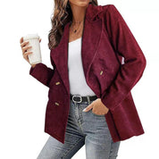 Giacca donna in velluto a coste rosso, doppio petto, abbinata a jeans e top bianco. Moda autunnale elegante, casual chic.
