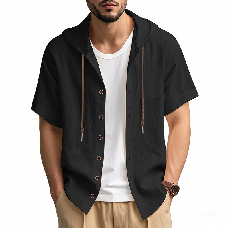 Camicia nera con cappuccio da uomo, maniche corte, bottoni frontali, indossata sopra t-shirt bianca. Stile casual, moda estiva, abbigliamento maschile.