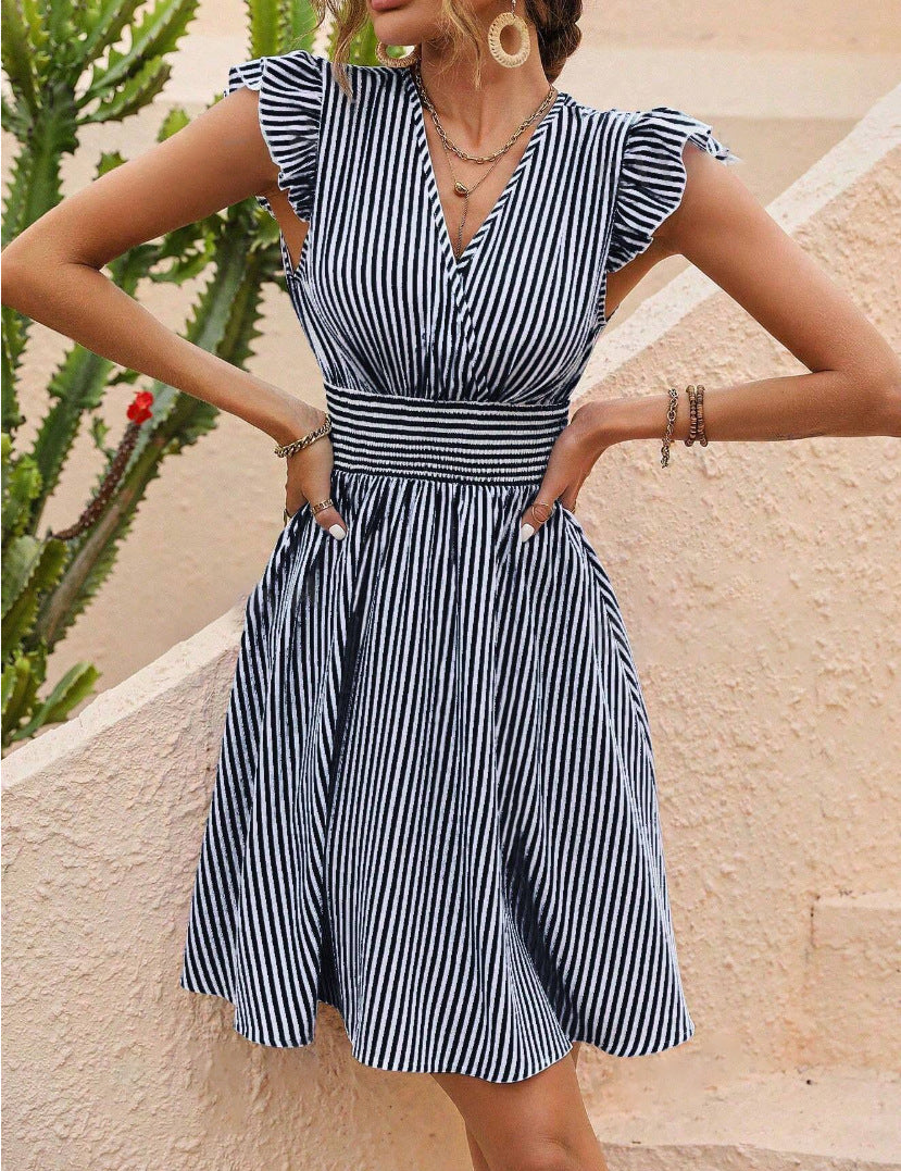 Vestito estivo a righe bianche e blu, scollo a V, maniche a volant, vita arricciata. Perfetto per moda donna, abbigliamento casual elegante.