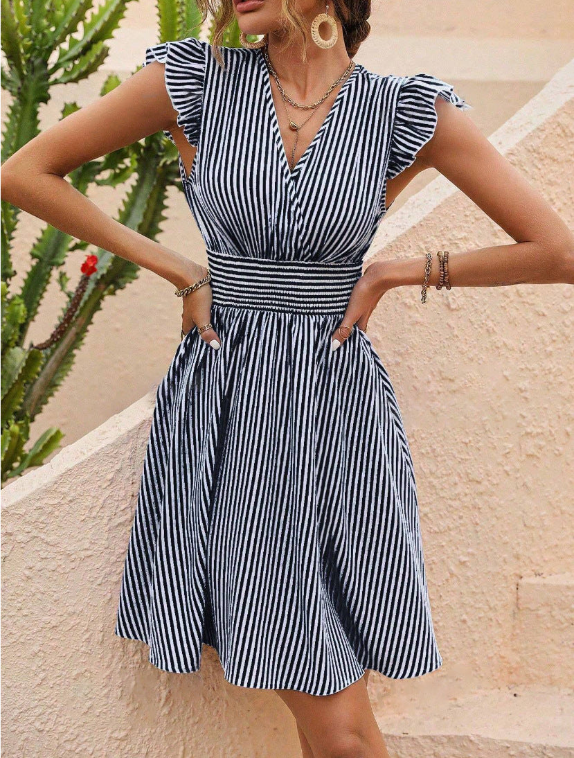 Vestito estivo a righe bianche e blu, scollo a V, maniche a volant, vita arricciata. Perfetto per moda donna, abbigliamento casual elegante.