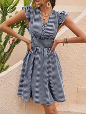 Vestito estivo a righe bianche e blu, scollo a V, maniche a volant, vita arricciata. Perfetto per moda donna, abbigliamento casual elegante.