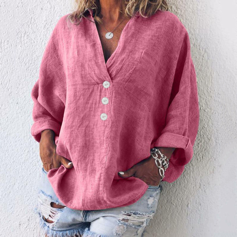 Camicia donna in lino rosa, maniche lunghe, bottoni bianchi, stile casual, abbinata a jeans strappati. Moda estiva, abbigliamento femminile trendy.