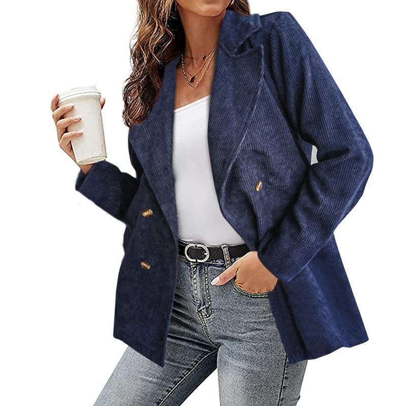Giacca blazer donna blu scuro in velluto a coste, doppio petto, abbinata a jeans e top bianco. Look casual chic, moda autunno inverno.