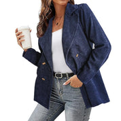 Giacca blazer donna blu scuro in velluto a coste, doppio petto, abbinata a jeans e top bianco. Look casual chic, moda autunno inverno.