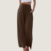 Pantaloni larghi marroni da donna, vita alta con elastico, tasche laterali, tessuto leggero. Ideali per look casual e comodi.