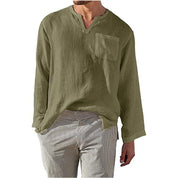 Camicia uomo verde oliva in lino, maniche lunghe, scollo a V, taschino frontale, stile casual estivo. Ideale per look eleganti e rilassati.