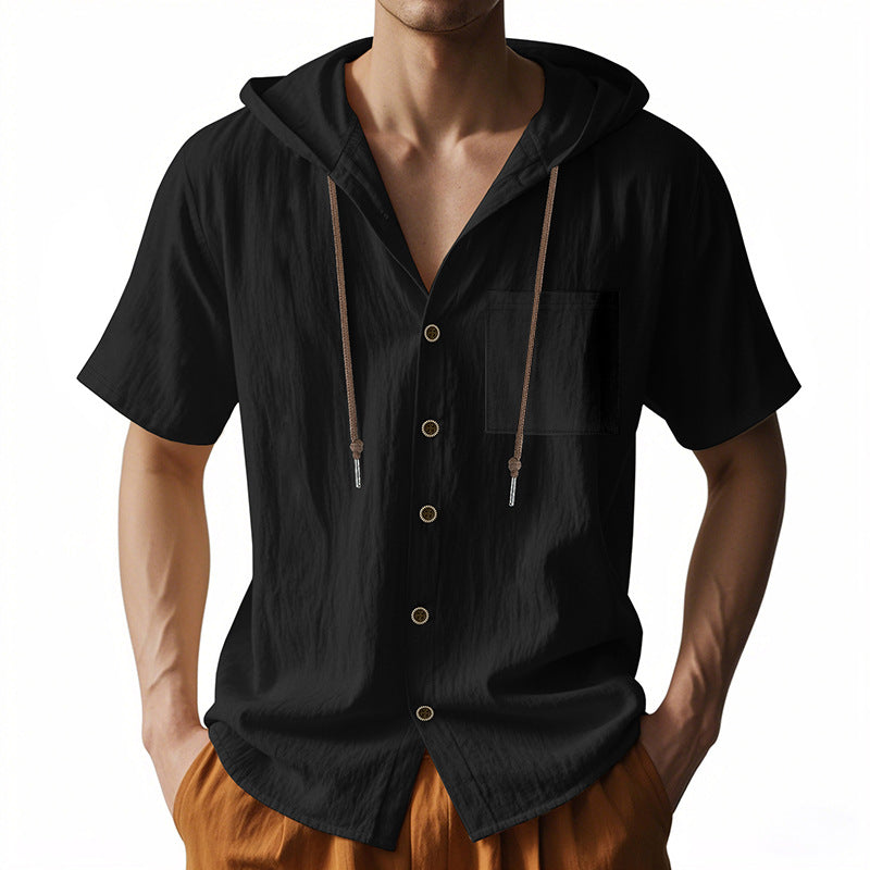 Camicia nera da uomo con cappuccio, maniche corte e bottoni, tasca frontale, stile casual. Ideale per moda estiva e look urbano.