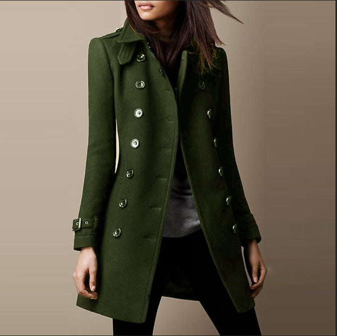 Cappotto verde militare da donna, doppio petto, elegante e moderno, perfetto per l'autunno e l'inverno. Moda femminile, abbigliamento esterno.