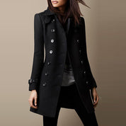 Cappotto nero elegante da donna, doppio petto, con bottoni metallici, stile classico, ideale per l'inverno e l'autunno.