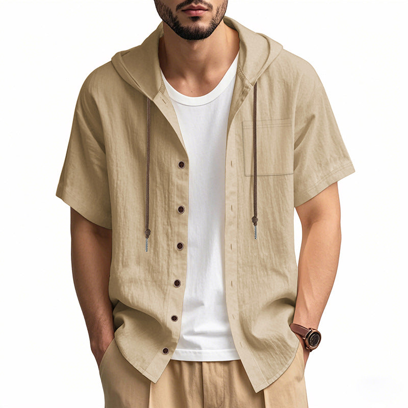 Camicia beige da uomo con cappuccio, maniche corte, bottoni frontali, indossata sopra una maglietta bianca. Stile casual estivo, moda maschile.