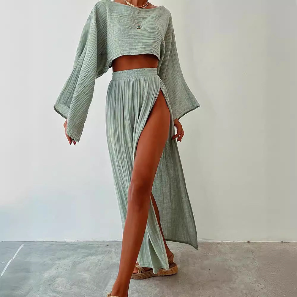 Abito estivo donna verde salvia, due pezzi, top a maniche lunghe e gonna lunga con spacco laterale, moda casual elegante.