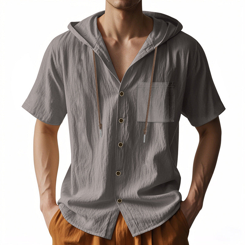 Camicia uomo grigia con cappuccio, maniche corte, bottoni frontali, taschino, stile casual. Ideale per moda estiva e look rilassato.
