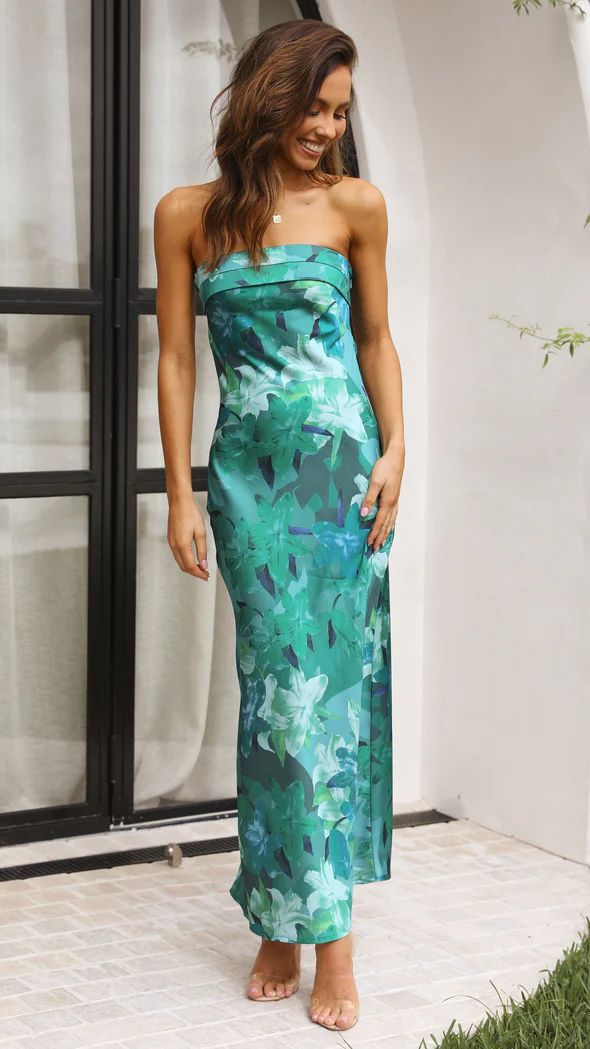 Abito lungo estivo verde con stampa floreale, senza spalline, indossato da una donna sorridente. Perfetto per eventi eleganti e serate estive.