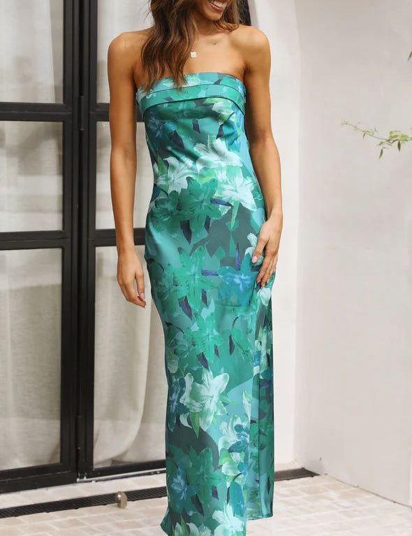 Abito lungo estivo verde con stampa floreale, senza spalline, indossato da una donna sorridente. Perfetto per eventi eleganti e serate estive.