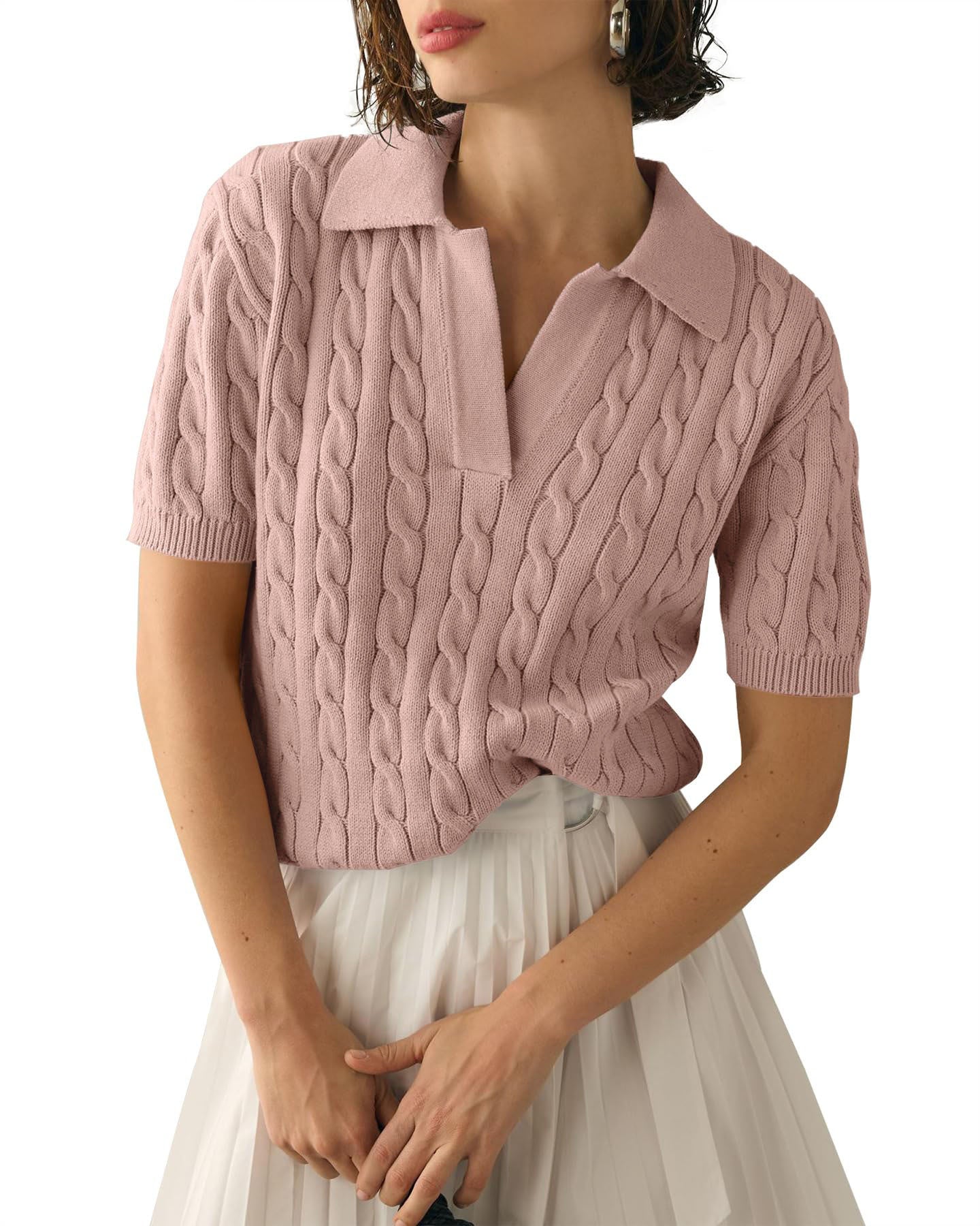Maglione rosa a trecce con colletto, maniche corte, indossato da donna. Elegante e casual, perfetto per moda femminile primavera-estate.