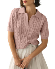 Maglione rosa a trecce con colletto, maniche corte, indossato da donna. Elegante e casual, perfetto per moda femminile primavera-estate.