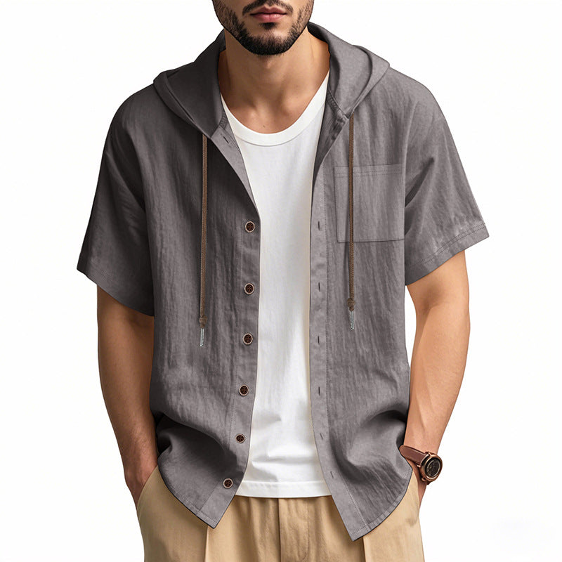 Camicia casual da uomo con cappuccio, maniche corte, colore grigio, bottoni frontali, tasca sul petto, stile estivo, abbinata a pantaloni beige.
