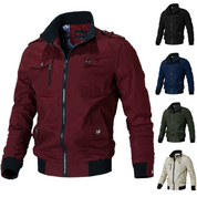 Giacca uomo casual in cotone, disponibile in rosso, nero, blu, verde e beige. Design con zip, tasche multiple e colletto rialzato.