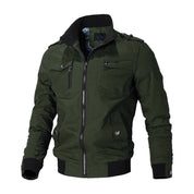 Giacca bomber verde militare da uomo, con cerniera frontale, tasche multiple e polsini a coste. Stile casual, ideale per l'autunno e l'inverno.