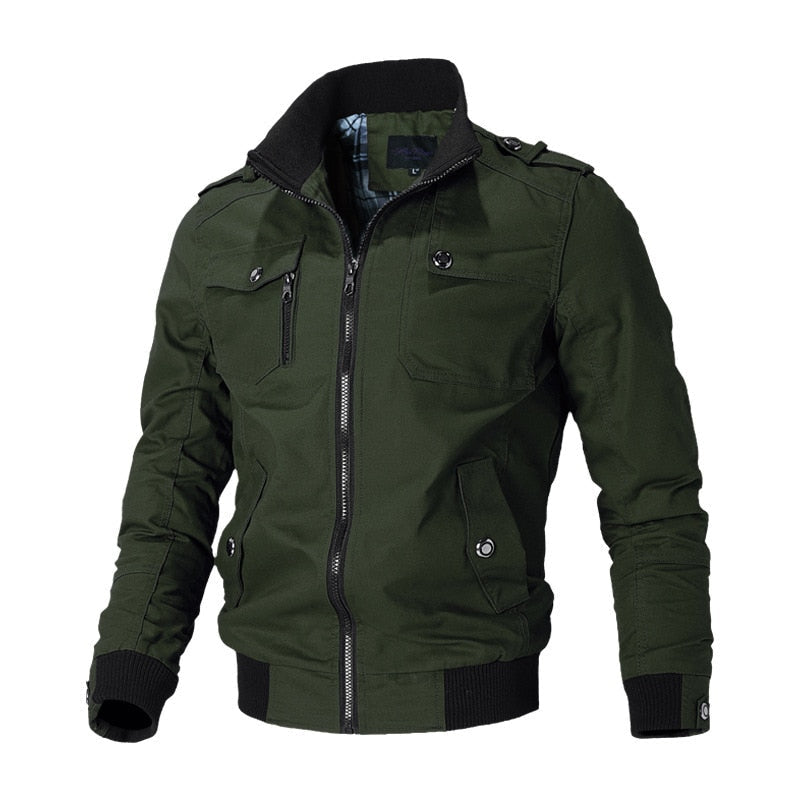 Giacca bomber verde militare da uomo, con cerniera frontale, tasche multiple e polsini a coste. Stile casual, ideale per l'autunno e l'inverno.